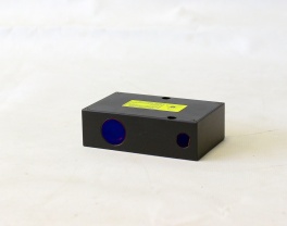 Laserowy czujnik triangulacyjny do systemów CNC Przemysłowy laserowy czujnik triangulacyjny do bezkontaktowego pomiaru przemieszczenia i wymiarów w systemach CNC i zautomatyzowanych systemach produkcyjnych, z dostawą na całym świecie
