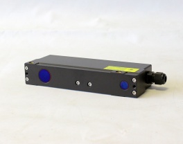 Laserowy czujnik triangulacyjny do systemów CNC Przemysłowy laserowy czujnik triangulacyjny do bezkontaktowego pomiaru przemieszczenia i wymiarów w systemach CNC i zautomatyzowanych systemach produkcyjnych, z dostawą na całym świecie
